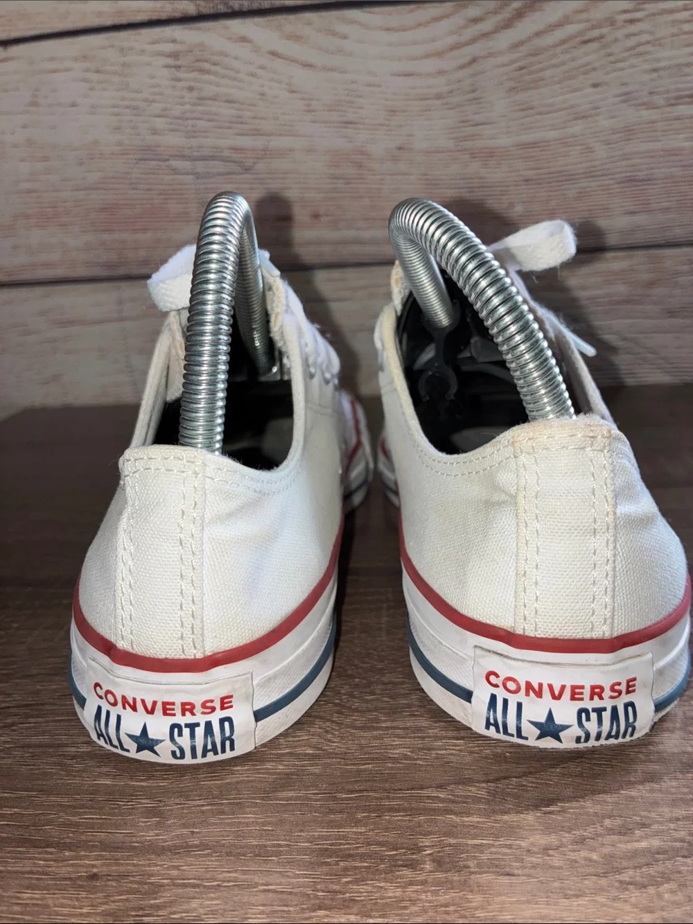 Pre Owned Women’s 7.5 M5.5 Converse White Low-Top Canvas Sneakers with Red Trim